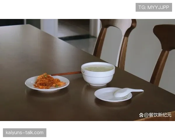 易建联家里冰箱贴都是NBA球队logo，但早餐只吃白粥配咸菜