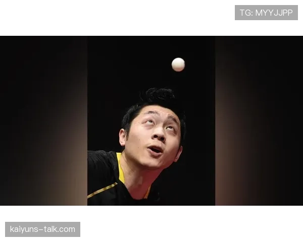 许昕这训练完直接瘫沙发啃西瓜的样子,真不像拿过那么多冠军的人 许昕这训练完直接瘫沙发啃西瓜的样子,真不像拿过那么多冠军的人